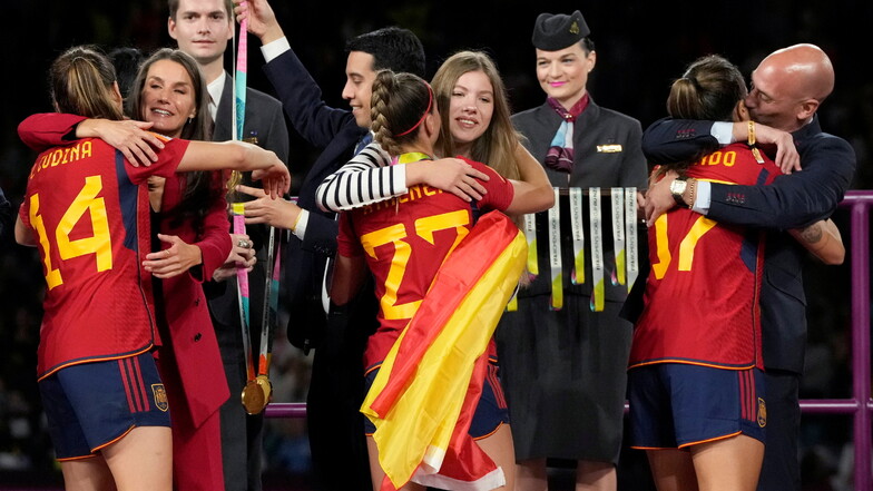 Spaniens Fußballerinnen gewinnen WM: Kritik an Kuss nach Finale