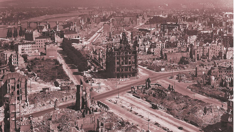 1949: Blick vom Rathausturm über die Ruinen zum Pirnaischen Platz. In diesem Bild wird deutlich, welches territoriale Ausmaß die Bombardierung am 13./14. Februar 1945 hatte. 