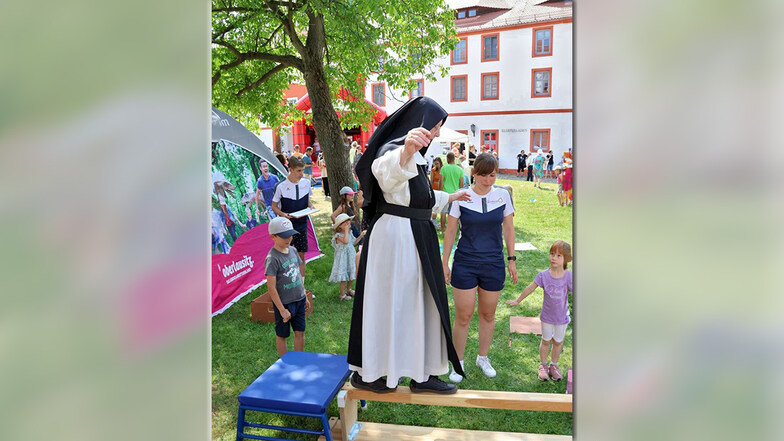 Äbtissin Gabriela Hesse ist Schirmherrin des Kloster- und Familienfestes in Panschwitz-Kuckau. Und sie macht bei den Aktionen aktiv mit, so wie im vergangenen Jahr.