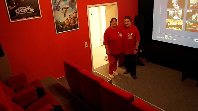 Andreas Pahms (rechts) und seine Monika sind stolz auf ihr eigenes Kino. Dafür wurde, mit Zustimmung des Vermieters, ein Zimmer in der Wohnung von Andreas umfunktioniert.