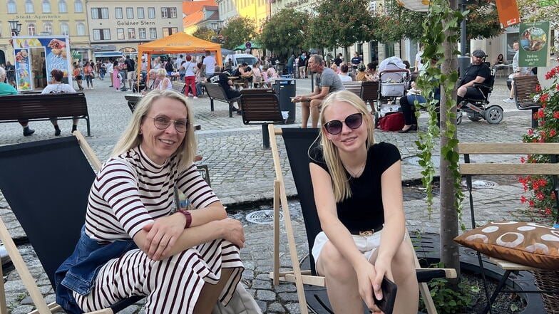 Locker, leichtes Leben auf dem Kamenzer Marktplatz - am wohl letzten heißen Sommerwochenende ließen es sich viele Gäste gut gehen.