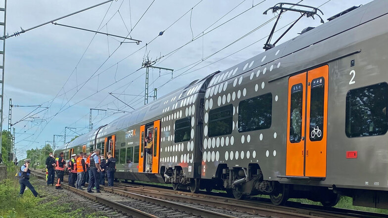 Ein Mann hat in einer Regionalbahn bei Aachen am Freitagmorgen mit einem Messer auf Reisende eingestochen und mindestens drei Menschen verletzt.