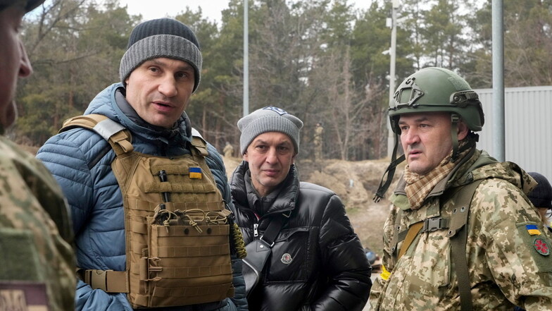 Kiews Bürgermeister Vitali Klitschko (l.), besucht einen Kontrollpunkt in der ukrainischen Hauptstadt. Die Verteidiger setzen sich tapfer gegen die russische Invasion zur Wehr.