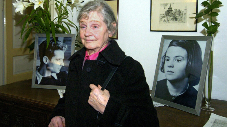 Elisabeth Hartnagel-Scholl steht 2005 in der früheren Wohnung ihrer Eltern in Ulm zwischen Fotos ihrer Geschwister Hans und Sophie Scholl.
