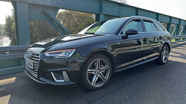 Der zurückgelassene Audi auf der Grenzbrücke in Podrosche.