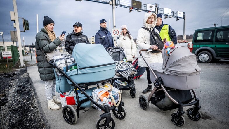Drei Geflüchtete Frauen aus der Ukraine mit Kinderwagen nach ihrem Grenzübertritt in Polen. Derzeit flüchten viele Menschen aus der Ukraine in die angrenzenden Länder. Von Polen aus haben nun auch die ersten Ukrainer Sachsen erreicht.