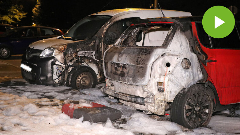 Mehrere Autos und Müllcontainer stehen in der Nacht zum Samstag am Otto-Dix-Ring in Dresden in Flammen.