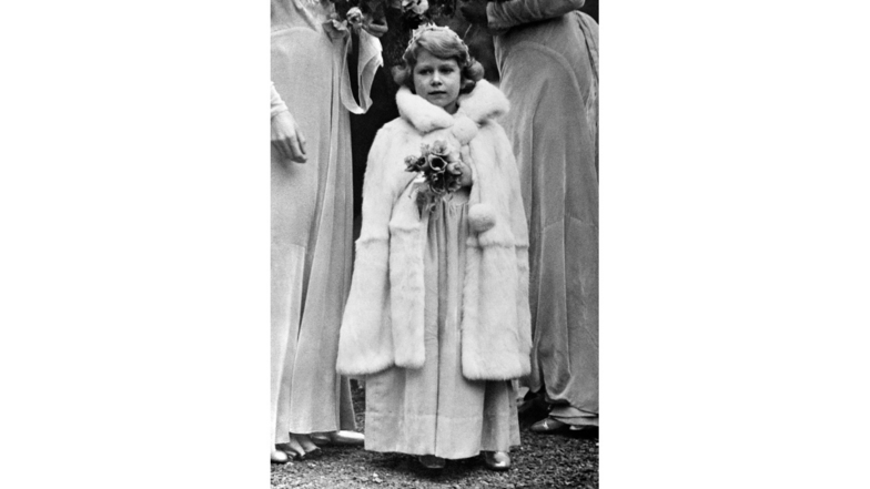 1931: Die fünfjährige Prinzessin Elizabeth bei der Hochzeit von Lady May Cambridge und Captain Henry Abel Smith gekommen.