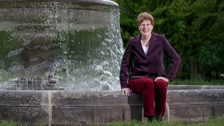 Ines Pochert an einem ihrer Lieblingsprojekte: dem Brunnen im Blüherpark, der auch dank ihrer Bemühungen seit 2008 wieder sprudelt.