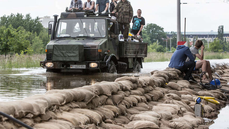 Beim Hochwasser im Juni 2013 war auch die Bundeswehr im Einsatz, um den Laubegastern zu helfen.