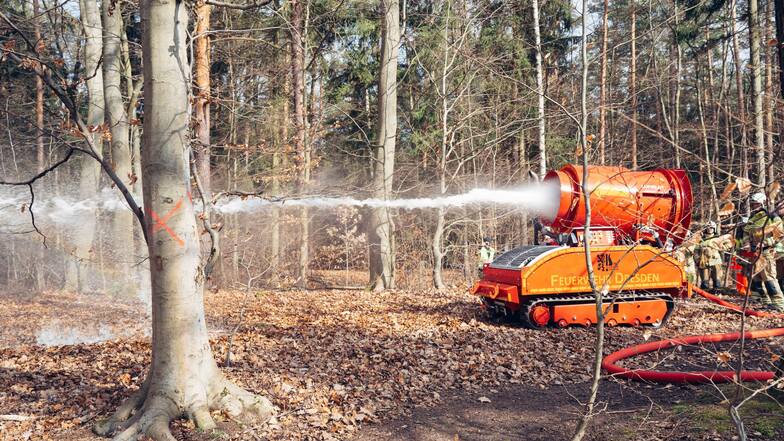 Bei der Waldbrandübung in der Dresdner Heide kam auch das Löschunterstützungsfahrzeug  zum Einsatz