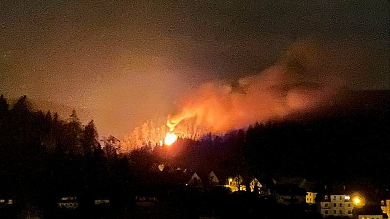 Weithin leuchtete das Feuer der Gartenlaube über das Tal in Schmiedeberg.