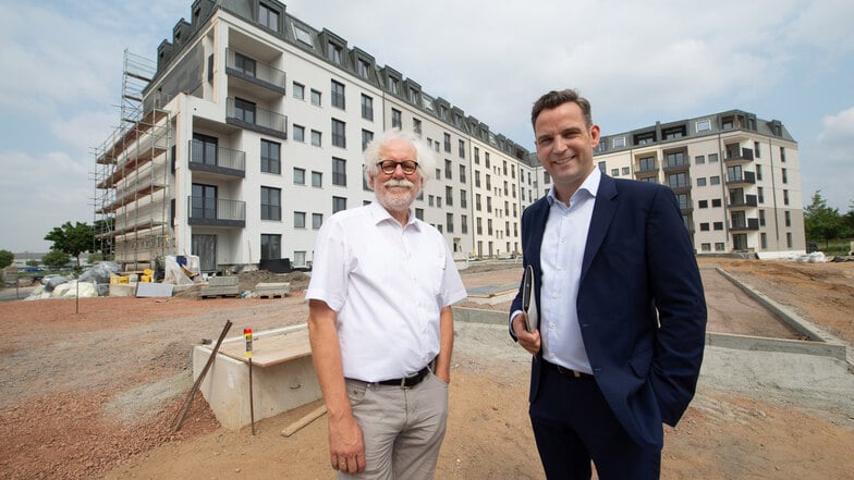 Rundgang auf der Megabaustelle: Investor Erik Sassenscheidt (r.) und Generalplaner Gottfried Schaaf (l.) erwarten zum Ende des Jahres die ersten Mieter. Zwischen Mickten und Kaditz entstehen bei dem Projekt 900 Wohnungen.