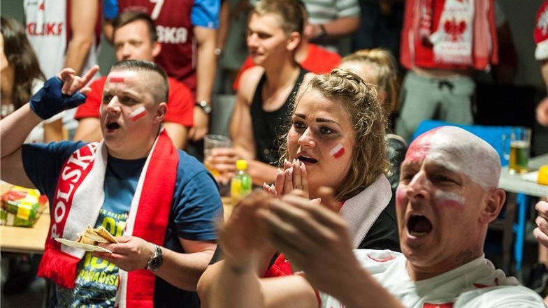 Drinnen saßen Fußballfans in weiß-roten T-Shirts, mit ebensolchen Schals und bemalten Gesichtern und feuerten ihre Mannschaft gegen Deutschland an.