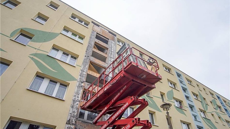 Fünf Hauseingänge der Erich-Weinert-Straße bekommen Aufzüge. Die Arbeiten haben begonnen.