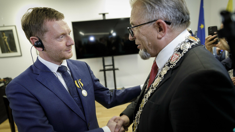 Der Vorsitzende des Sejmik, Andrzej Jaroch (r), steckte Michael Kretschmer das Ehrenabzeichen für dessen Verdienste für die Wojewodschaft Niederschlesien ans Revers.