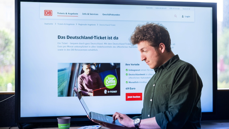 Erik Töpfer sucht das Deutschland-Ticket – und kriegt es schließlich auch.