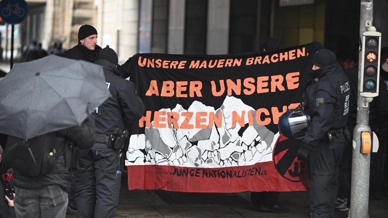 Rechtsextremistisches Plakat am Hauptbahnhof.