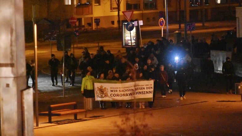 Erstmals mit Transparent – Montagabend schloss sich in Hoyerswerda für die Demonstranten nach etwa einer Stunde der Kreis wieder am Lausitzer Platz.