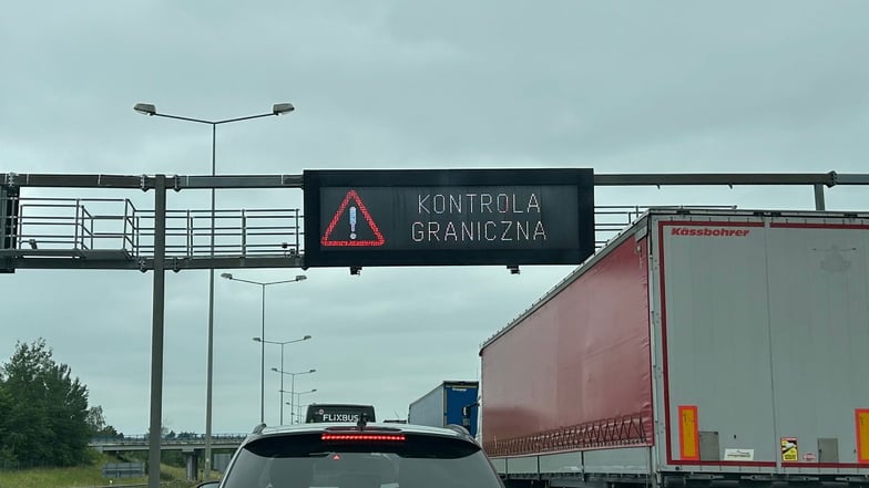 Könnte länger dauern: Hinweis auf Grenzkontrollen auf der A4 bei Zgorzelec.