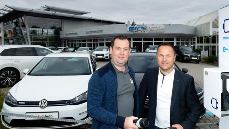 Daniel Eichler von der Solar Direct Group aus Burkau (links) und Michael Matticzk , Geschäftsführer der Autohaus Bernhard Matticzk GmbH Bautzen, fahren auf Solarstrom ab. Der wird im Autohaus für den eigenen Bedarf produziert.