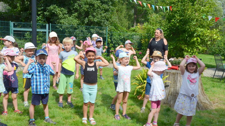 Die Mädchen und Jungen der Ostrauer Kindertagesstätte begeisterten mit einem Programm zum Sommerfest im Betreuten Wohnen in Ostrau.