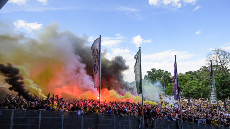 Tausende Dynamo-Fans feiern mit Rauchbomben und Pyrotechnik ihre Mannschaft vor dem Rudolf-Harbig-Stadion. Dabei halten sie sich nicht an die Abstandsregeln.