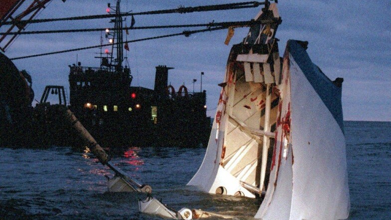 November 1994: Ein Teil der Fähre Estonia wird aus dem Wasser gehoben.