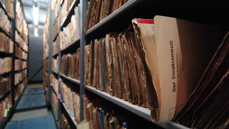 Die Bundesbehörde für die Stasi-Unterlagen verwaltet und erschließt die geretteten Unterlagen des DDR-Ministeriums für Staatssicherheit. Erhalten blieben 111 Regal-Kilometer Akten.