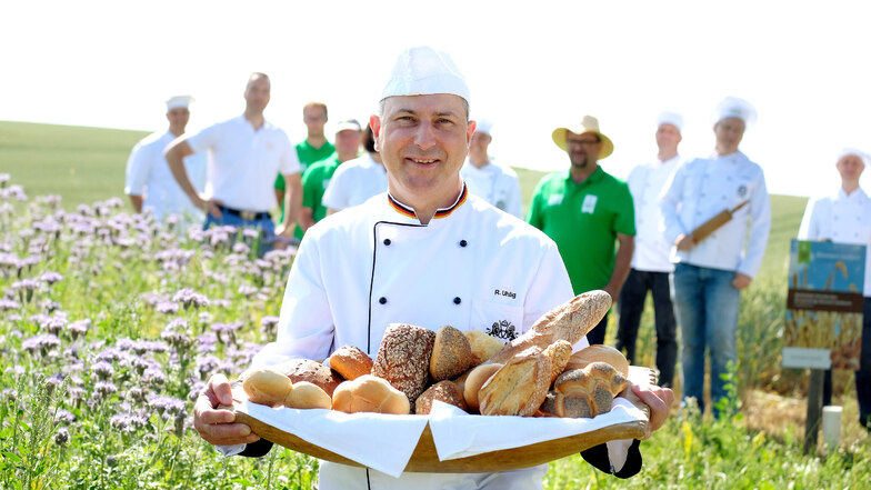 Der Obermeister der Dresdner Bäcker-Innung Rico Uhlig hat zum Besuch der Blühwiese eines Partnerbetriebes in Röhrsdorf bei Meißen eine Auswahl an Backwaren mitgebracht.