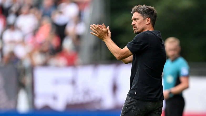 Applaudiert für seine Mannschaft: Cheftrainer Thomas Stamm bei seinem ersten Pflichtspiel als Dynamo-Trainer.