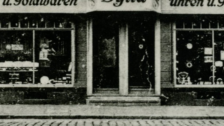 1918 eröffnete Paul Dylla seinen Uhren- und Schmuckladen auf der Oberen Dresdner Straße 106 in Deuben. Das Haus ist inzwischen abgerissen.