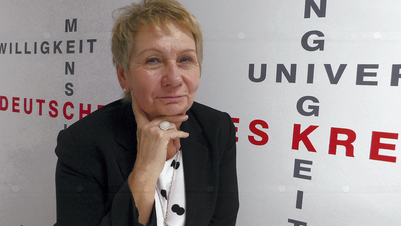 20 Jahre hat Barbara Koschkar den DRK-Kreisverband Weißwasser geleitet – zunächst als Geschäftsführerin, dann als Vorstandsvorsitzende. Am heutigen 1. November 2022 geht sie mit 64 Jahren in den wohlverdienten Ruhestand.