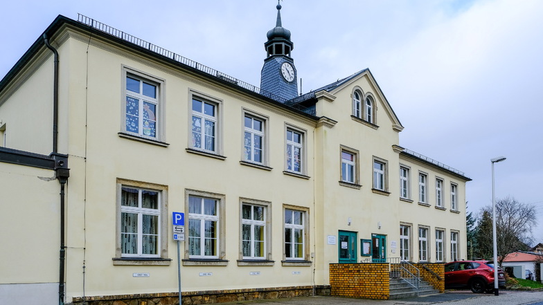 Im einstigen Schulgebäude sind Kita und Ortschaftszentrum in Wahnsdorf untergebracht. Für die Hortkinder bot das Haus nur ungenügend Platz.