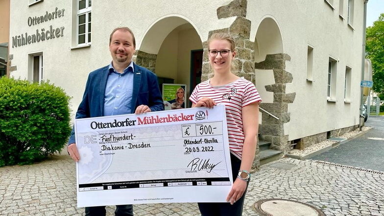 Ottendorfer Mühlenbäcker übergibt Geld-Spende für Ukraine-Hilfe