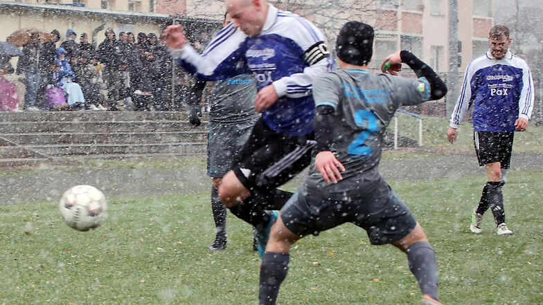 Der FSV Lauta gewann im Schneeregen bei der SpG Oßling/Skaska/Wittichenau 2. (graue Spielkleidung) mit 2:0 und wurde seiner Favoritenrolle gerecht.