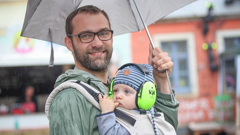 Trend-Kopfschmuck: Der Einjährige Erik hat von Papa Martin Kaufmann neongrüne Ohrenschützer bekommen.