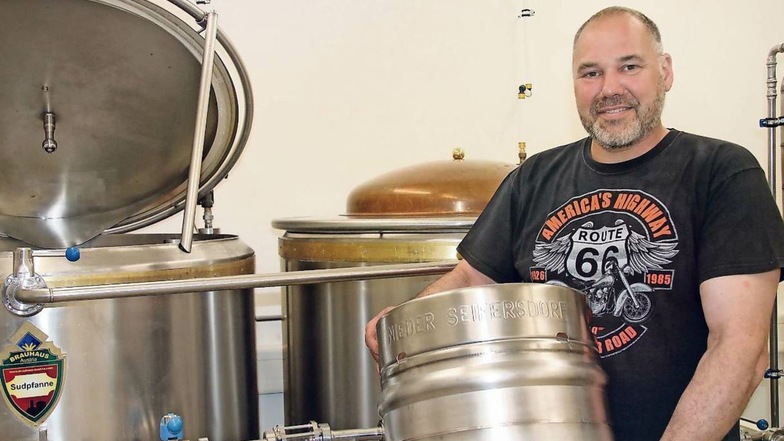 Torsten Scholz hat den ersten Sud in der neuen Nieder Seifersdorfer Brauerei längst angesetzt. Künftig soll der Großteil des in der ehemaligen Gaststätte „Stadt Löbau“ hergestellten Bieres in 30-Liter-Fässern ausgeliefert werden – mit dem Schriftzug „Brau