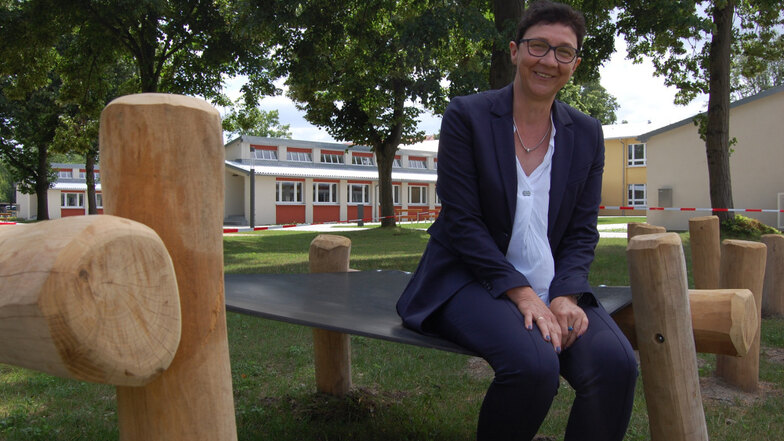Schulleiterin Romy Stötzner freut sich über die jüngste Anschaffung von Holz-Geräten für einen Bewegungs-Parcours.