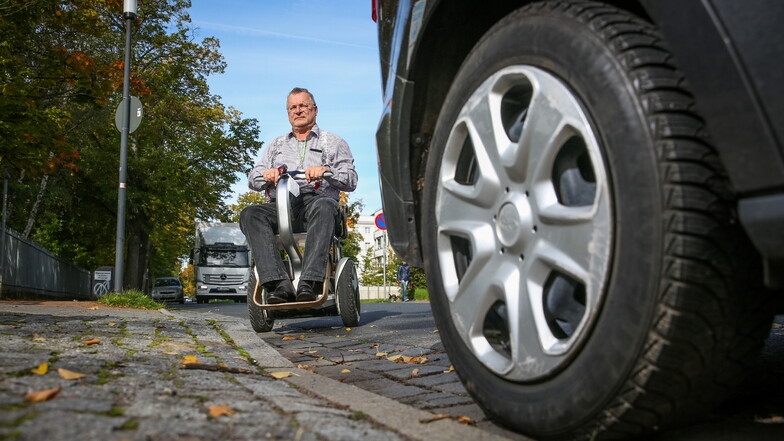Nicht selten ist der abgesenkte Bordstein - wie hier an der Hepkestraße - von einem unachtsamen Autofahrer zugeparkt. Für Herbert Schnitzer geht es im Rollstuhl an dieser Stelle nicht weiter.