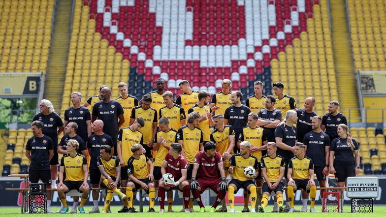 Noch muss sich alles finden: Nach dem verpassten Aufstieg hat Dynamo Dresden den nächsten Umbruch hinter sich. Auf dem Mannschaftsfoto sind deshalb viele neue Gesichter.