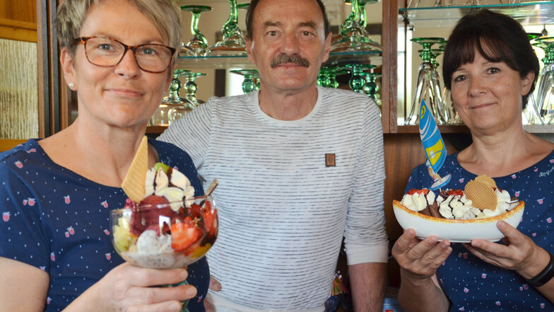 Lecker Eis seit drei Jahrzehnten: Das feste Stamm-Team vom Eiscafé Berndt sind Chefin Michaela Kuhn, ihr Mann und Eishersteller Hartmut sowie Mitarbeiterin Gabriele Mischke.