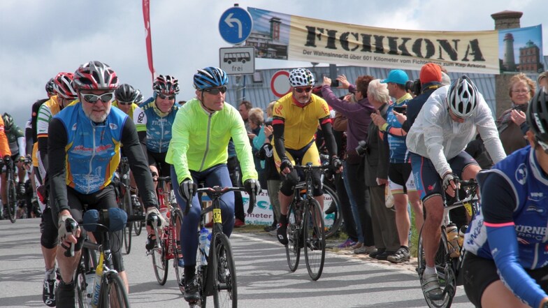 Etwa 190 Radfahrer nehmen an der diesjährigen Fichkona-Tour teil.
