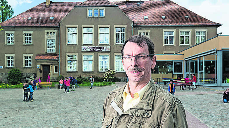 Schulleiter Uwe Barkow steht vor der jetzigen Schule. Sie wird abgerissen und durch einen Neubau an gleicher Stelle ersetzt. Das sei wirtschaftlicher als die Sanierung des Altbaus, heißt es bei der Stadt.