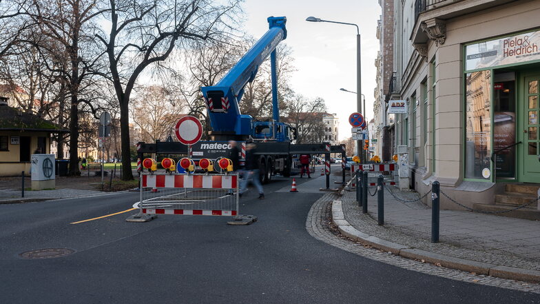 Die neue Straßensperrung auf dem Wilhelmsplatz in Görlitz war auf einmal über Nacht da - und der Ärger am Montagmorgen groß.