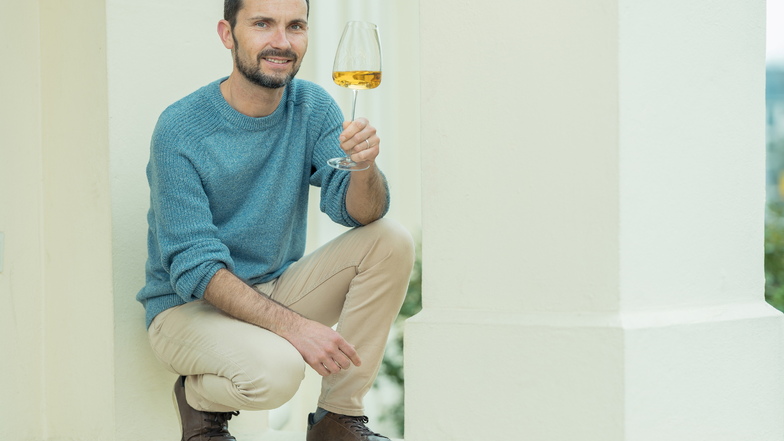 Kennt sich perfekt mit Wein aus und kann ihn blumig schön beschreiben: Silvio Nitzsche, Betreiber der Weinkulturbar in Dresden.