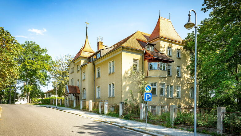 Die Villa Meineck an der Waldheimer Härtelstraße sowie die zwei dazugehörigen Grundstücke sollen verkauft werden. Wer die Immobilie erwerben will, muss sich dafür bewerben.