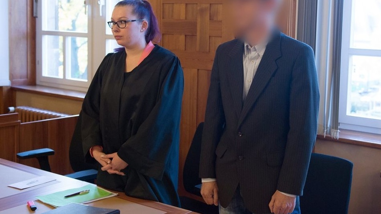 Der Angeklagte steht zu Prozessbeginn im Amtsgericht in Bautzen neben der Rechtsanwältin Kathleen May im Verhandlungssaal.