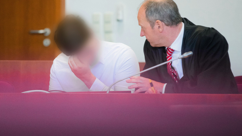 Der angeklagte Polizist (l) im Landgericht Bonn neben seinem Anwalt Christoph Arnold.