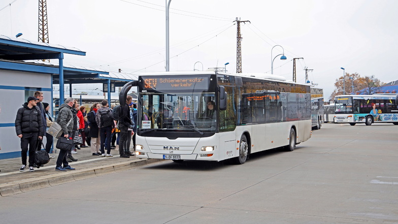 Der Schienenersatzverkehr nach Riesa wird mit Bussen gestemmt aufgrund der Sperrung der Bahnstrecke.
